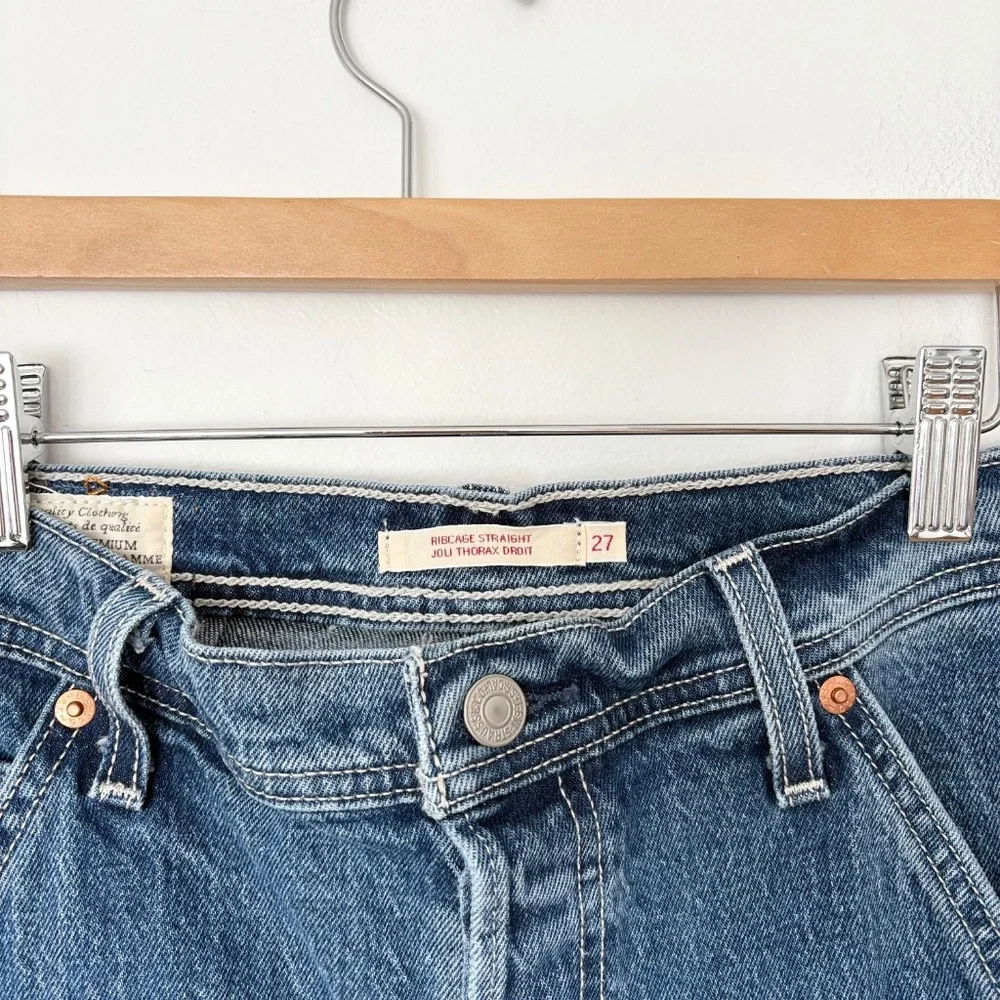 Levi's High-Rise Wide Leg Jeans in Medium Blue - Picture 4 of 7